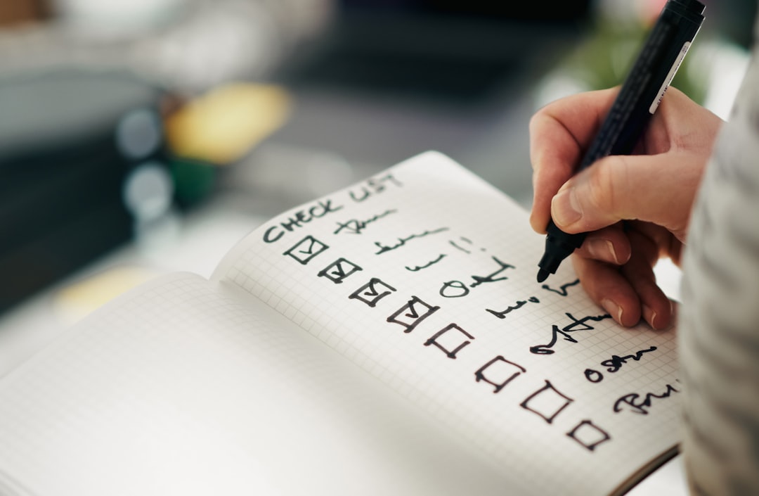 Checklist minimaliste avec des croix rouges et des coches vertes, symbolisant les erreurs et les succès.