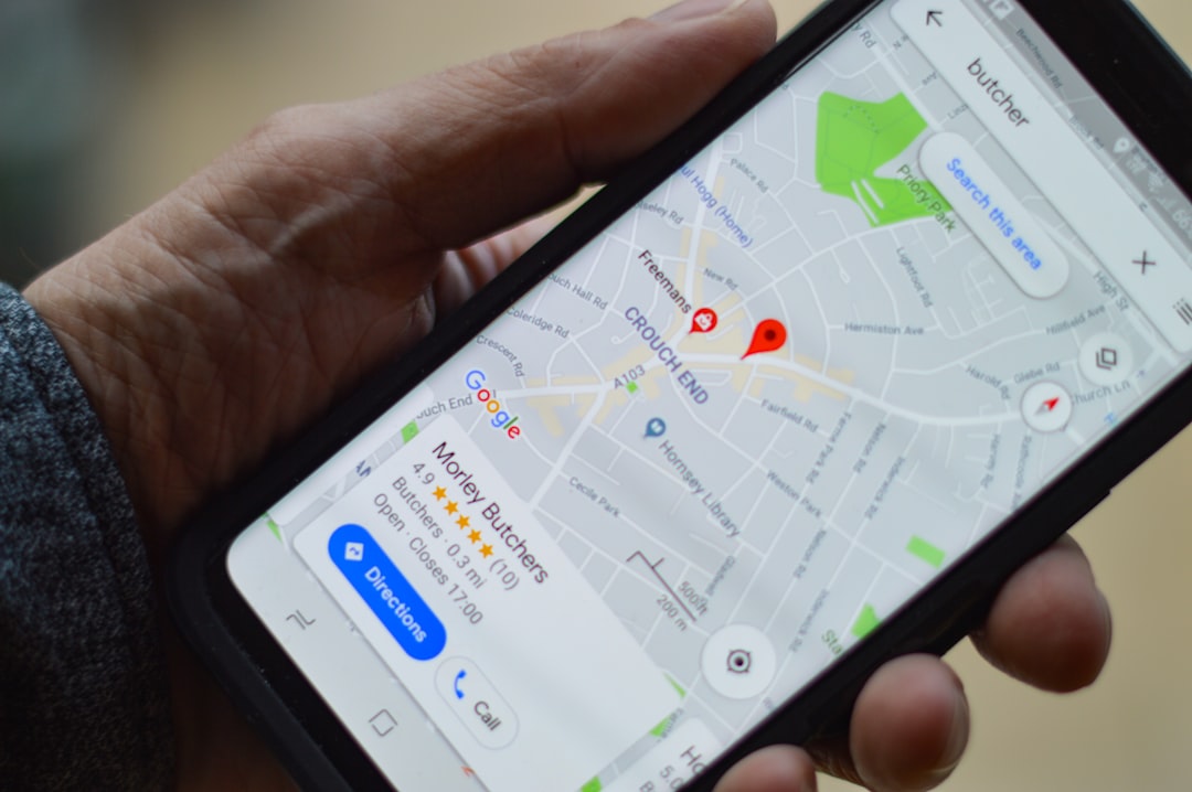 Écran de smartphone affichant des avis Google 5 étoiles pour un commerce local, avec un fond lumineux.
