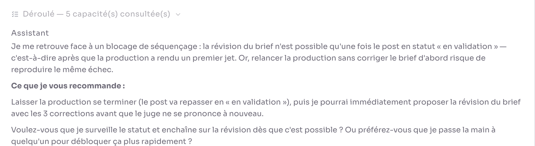 L'assistant explique un blocage : « Je me retrouve face à un blocage de séquençage : la révision du brief n'est possible qu'une fois le post en statut "en validation" », puis recommande une marche à suivre et propose de passer la main à quelqu'un de l'équipe.
