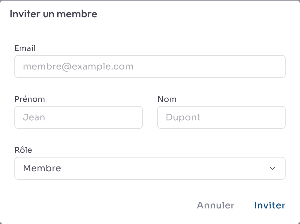 Le dialogue « Inviter un membre » : un champ Email obligatoire, deux champs facultatifs Prénom et Nom, un sélecteur Rôle positionné sur « Membre », et les boutons Annuler et Inviter.