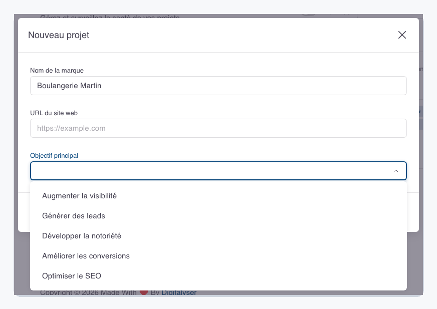 Le dialogue « Nouveau projet » : le champ « Nom de la marque » rempli, le champ « URL du site web » avec l'exemple https://example.com, et la liste « Objectif principal » ouverte sur ses cinq choix — Augmenter la visibilité, Générer des leads, Développer la notoriété, Améliorer les conversions, Optimiser le SEO.
